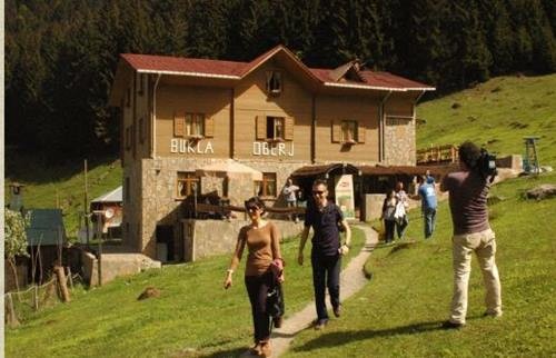İLGİNÇ KURALLARI OLAN RİZE AYDER YAYLASINDAKİ BUKLA OBERJ OTEL