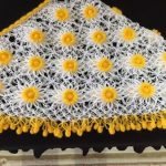 motif-aparatli-sari-beyaz-ucgen-sallar