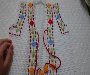 Tigla-orgu-cicekli-kiz-yelek-modeli