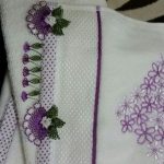 mor-beyaz-nakisli-havlu-oyasi