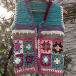 yarisi-motifli-kiz-yelekler