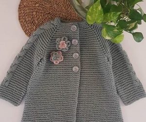 kollari-sac-orgulu-gri-cicekli-bebek-hirka